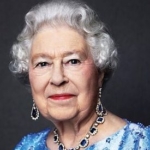 英女王が即位６５年＝記念の祝砲、肖像写真も