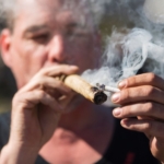 カナダ、来年半ばまでに嗜好品の大麻合法化へ 近く与党が法案