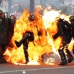 仏メーデー行進で暴動、警官6人負傷 大統領選投票、週末に控え