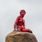 人魚姫の像に赤いスプレー、反捕鯨訴える活動家らが実行？ デンマーク