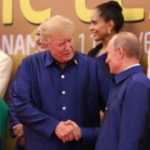 トランプ、プーチン両大統領、歓迎夕食会で握手 APEC首脳会議