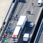 観光バスとトラック２台絡む事故、２４人負傷　東関東道