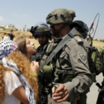 17歳パレスチナ人少女がイスラエル兵を平手打ち、動画拡散で逮捕