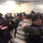 中国人旅行客175人が成田空港で足止め、一時もみ合いに