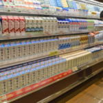 牛乳10年ぶり安値　特売の目玉商材　適正取引へ指針　月内に農水省