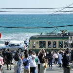 大混雑の｢江ノ電｣は社会実験で快適になるか 観光客が多すぎ､乗れない地元住民から不満