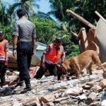 ロンボク島地震、死者300人超に 強い余震でパニックも