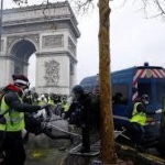 パリのデモ、負傷者１００人に＝各所で黒煙、地下鉄も閉鎖