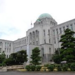 愛媛県庁前で男性倒れる　手に拳銃か、けが程度不明
