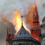 ノートルダム寺院の火災が鎮火、パリ消防当局