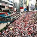 香港で再び大規模デモ、強制排除　若者ら中国機関に侮辱行為
