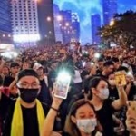 香港市民の怒り爆発　デモ衝突、多数を拘束　覆面禁止法に反発