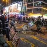 香港で新たな無許可デモ、新華社支社の窓割られる