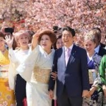 「桜を見る会」来年度は中止　官房長官が発表