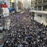 香港でデモ隊と私服警官が衝突、15人拘束 平穏な日々に終わり