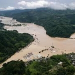 孤立集落で犬と猫を救出、住民17人もヘリ搬送　災害NPOが熊本・球磨村で