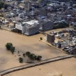 ７月豪雨「半壊」も対象へ　被災者再建支援金で政府検討