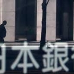 日銀決定会合で大規模緩和を継続、黒田総裁「日本経済は底を打った」、年後半に回復へ