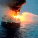 火災のタンカーからディーゼル燃料流出 スリランカ沖