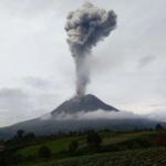 インドネシア・シナブン山が噴火、噴煙が2800m上空に