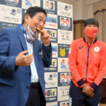 名古屋の河村市長 五輪ソフト選手の金メダル突然かじる