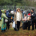押し寄せる移民を催涙ガスで阻止 ポーランド、ベラルーシ国境に軍も