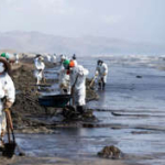 トンガ噴火による高波でタンカーから原油流出、ペルーの海岸１万８０００平方メートル汚染