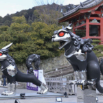 清水寺に巨大こけしと狛犬 現代アート展