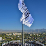 アフガン首都に巨大タリバン旗
