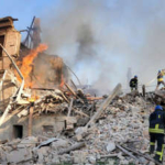 ロシア軍が学校を空爆、住民60人死亡か 「突然、建物崩れ暗闇に」