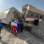 列車がショベルカーに接触し脱線、17人死亡 イラン中部