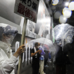 矢沢永吉さんコンサート、ファンらが雨中に行列　台風接近の福岡 
