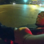 警官に殴られ、蹴られ…「お母さん」と叫ぶ 黒人男性死亡で映像公開