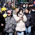 中国当局、脱マスクに慎重　コロナ「収束」でも再流行警戒