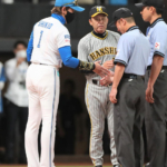 【阪神】現役時代にチームメートだった岡田監督と日本ハム新庄監督がメンバー表交換で握手