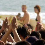ヒンズー教寺院で「裸で瞑想」 動画拡散の外国人捜索 バリ島