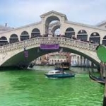 「水の都」ベネチア中心部で運河が緑色に…環境保護団体が抗議活動