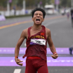 中国マラソン選手の不可解な優勝、主催者がメダル剥奪を決定