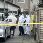 警察官が拳銃を誤って発砲、自身の手を負傷、重傷の見込み　刃物を持った男を逮捕後　山梨